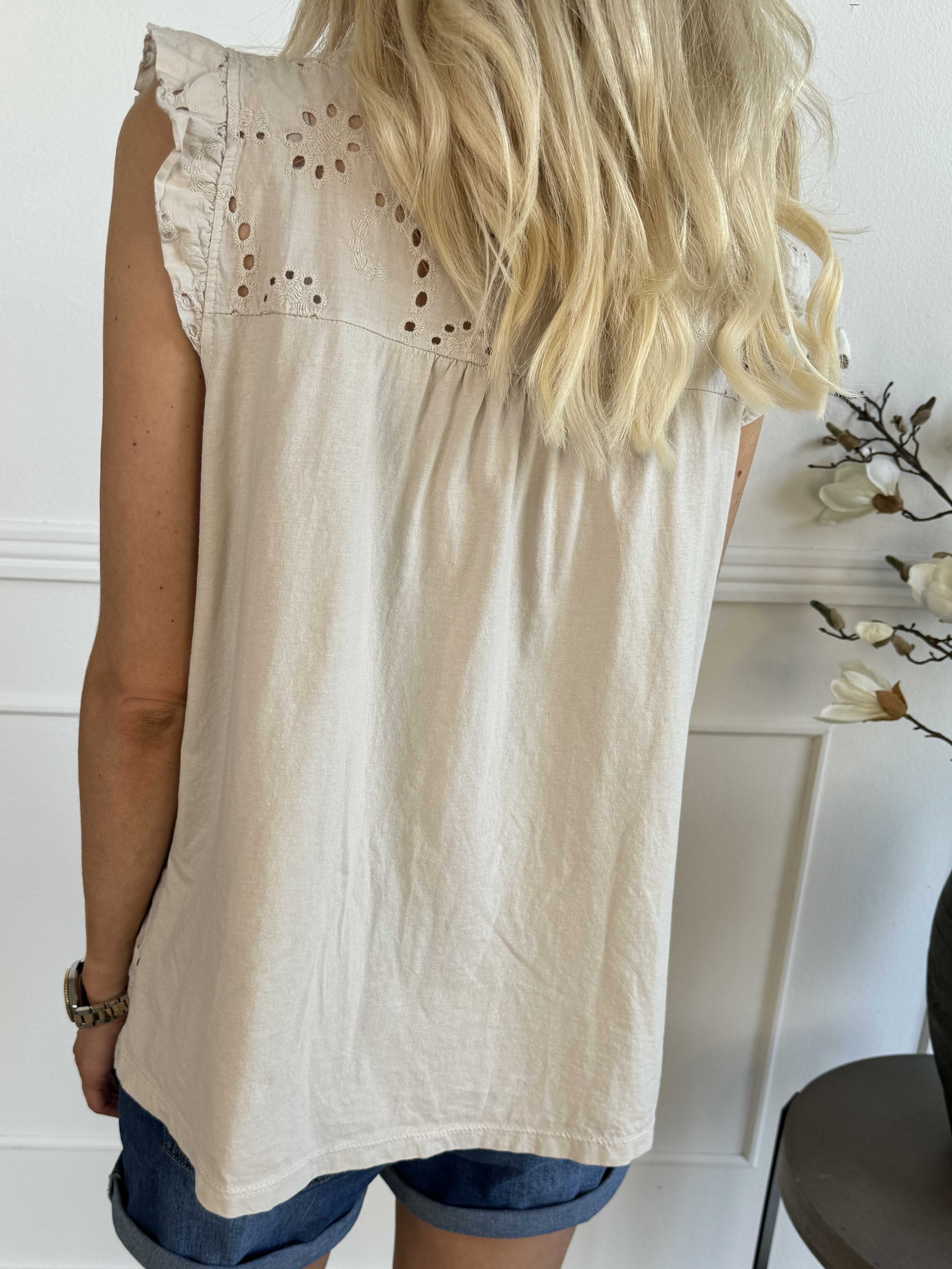 Veria - Feminin tunika med flæser og broderie anglaise